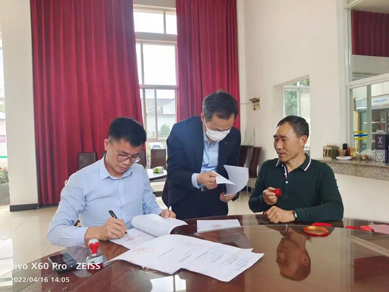 昆明市西红花酒业有限公司与云南海泰廌合律师事务所签订常年法律顾问协议